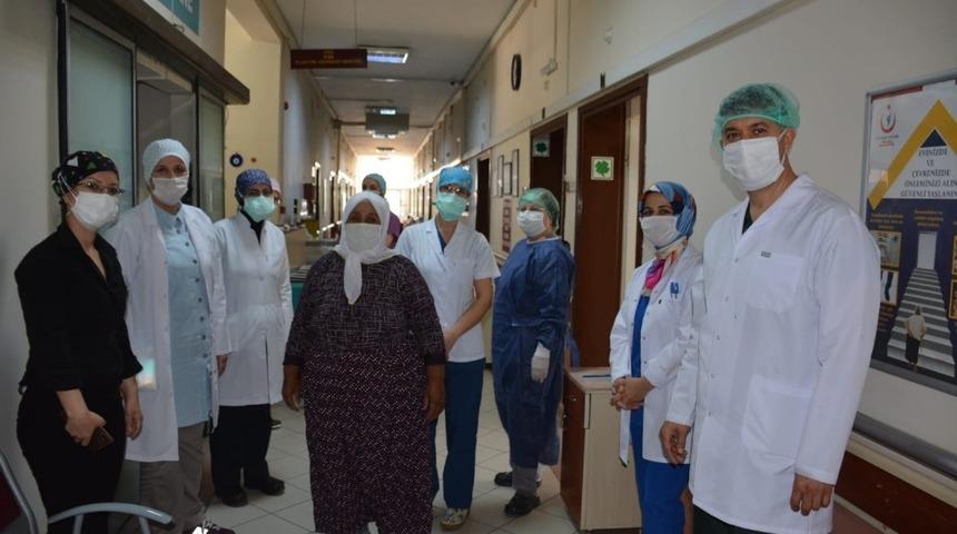 Yaşlı kadın koronayı plazma tedavisiyle yendi