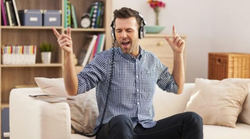 Erkekler evde yalnız kaldıklarında işte bunları yapıyor! Sosyal medyada...