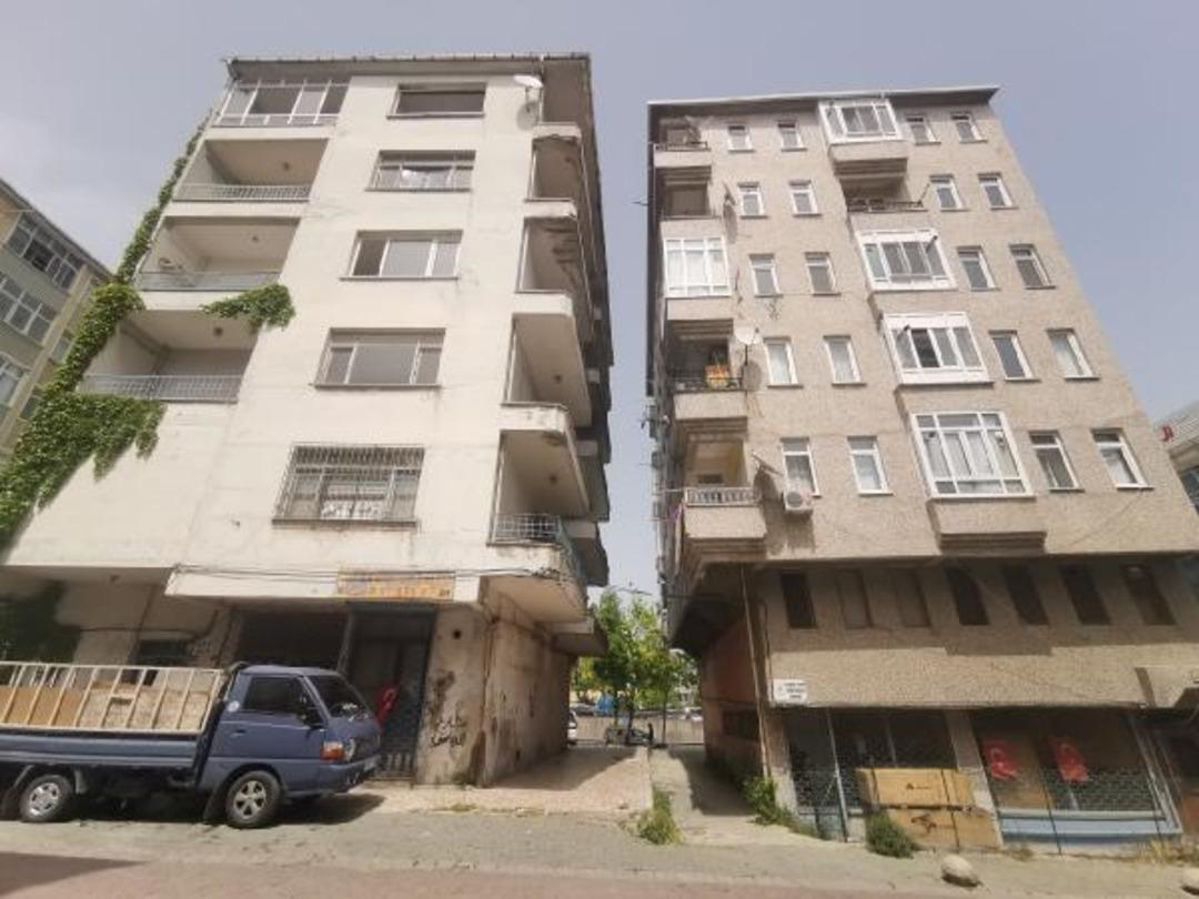 Avcılar'daki eğri bina tehlike sa&ccedil;ıyor