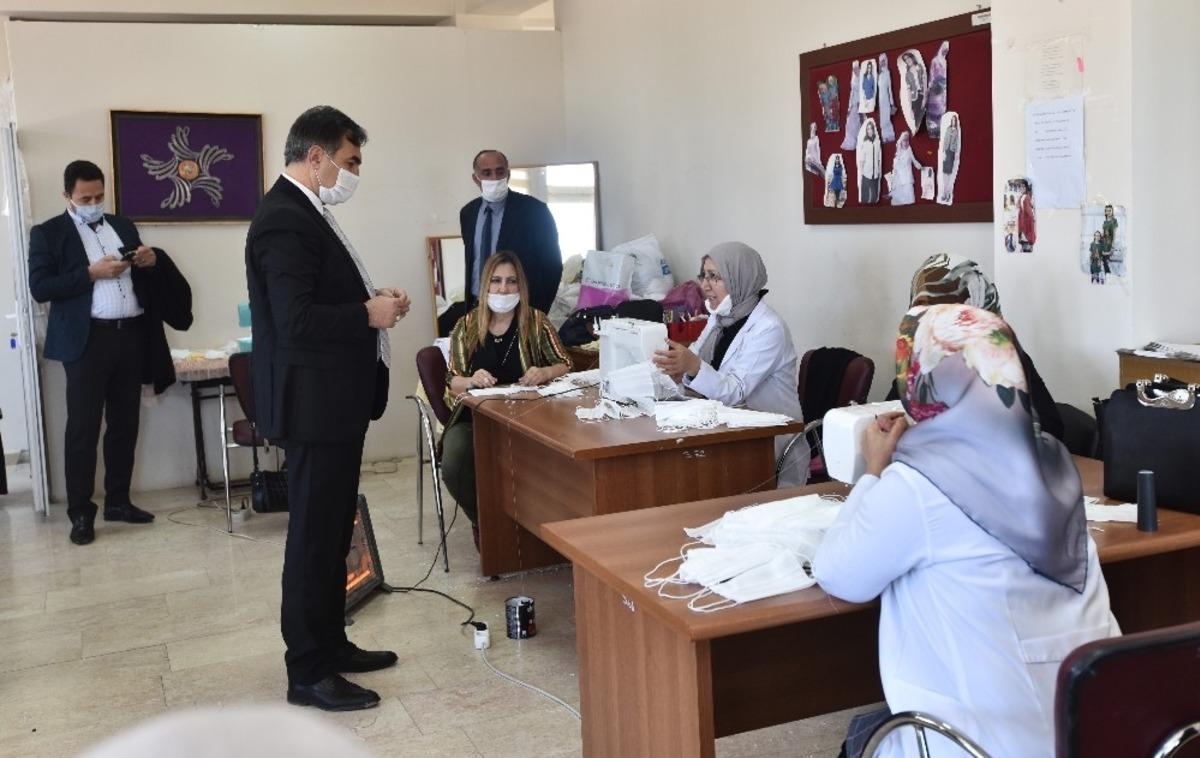 Ahlat Belediyesinden korona vir&uuml;sle m&uuml;cadeleye 10 bin maske