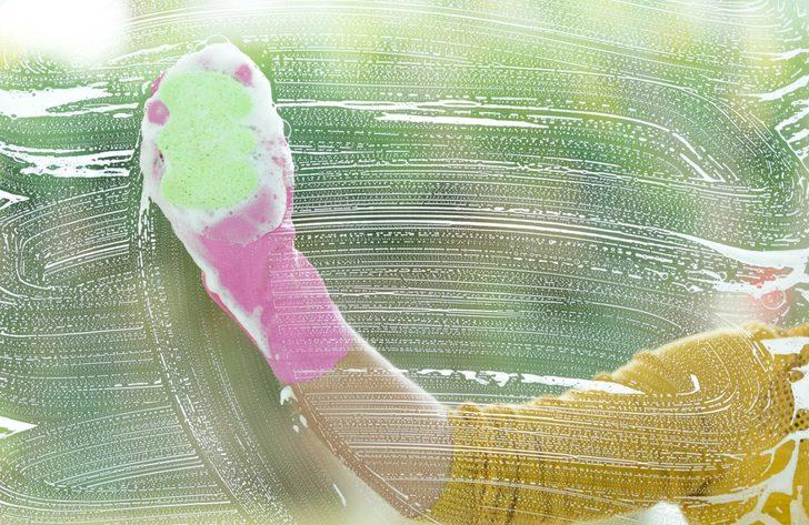 Cam temizliğinde ilk kez duyacağınız pratik yöntemler! Sirke, temizleyici...