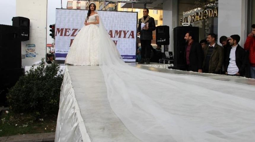 Koronavir&uuml;se karşı 500 metre kumaştan "sosyal mesafeli" gelinlik dikti