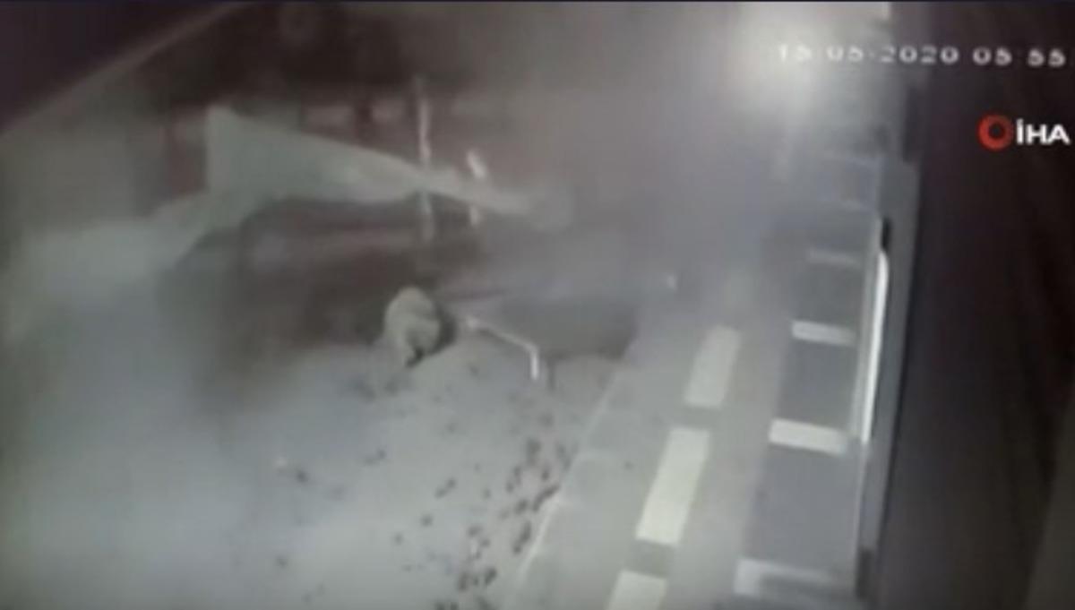 Domates y&uuml;kl&uuml; kamyon k&ouml;pr&uuml;den u&ccedil;tu!