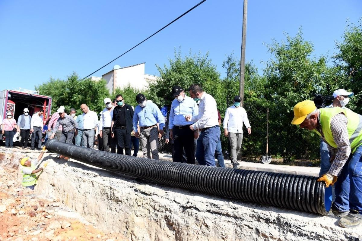 Başkan Se&ccedil;er, kanalizasyon hattı &ccedil;alışmalarını inceledi