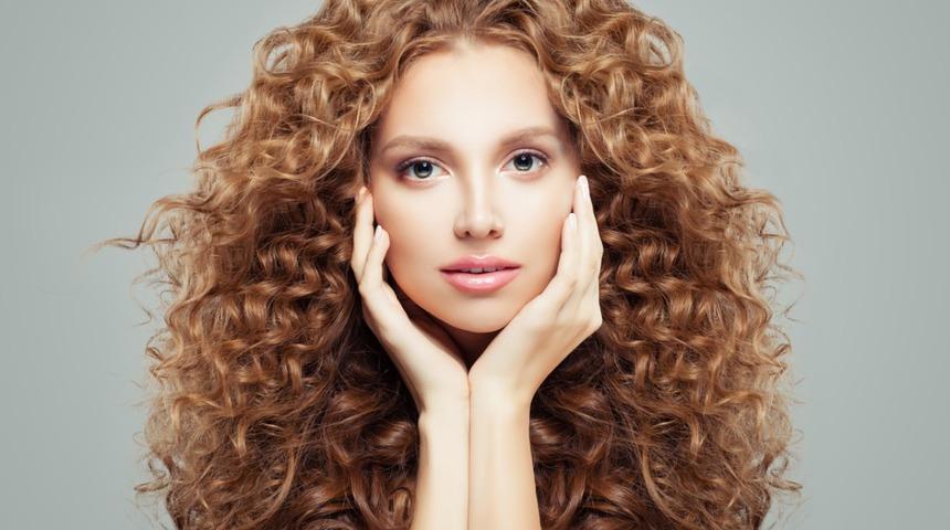 Evde 5 dakikada yapabileceğiniz alımlı saç modelleri! Kuaföre gitmeye gerek yok...