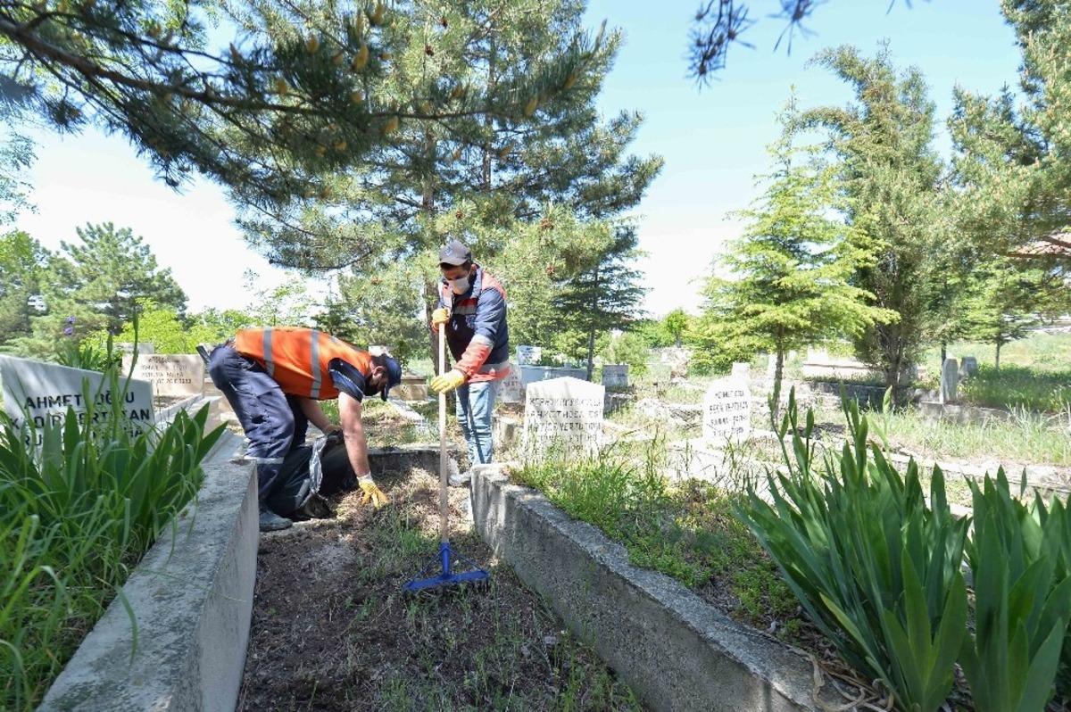 Ankara&rsquo;da il&ccedil;e ve mahalle mezarlıklarında da bayram temizliği