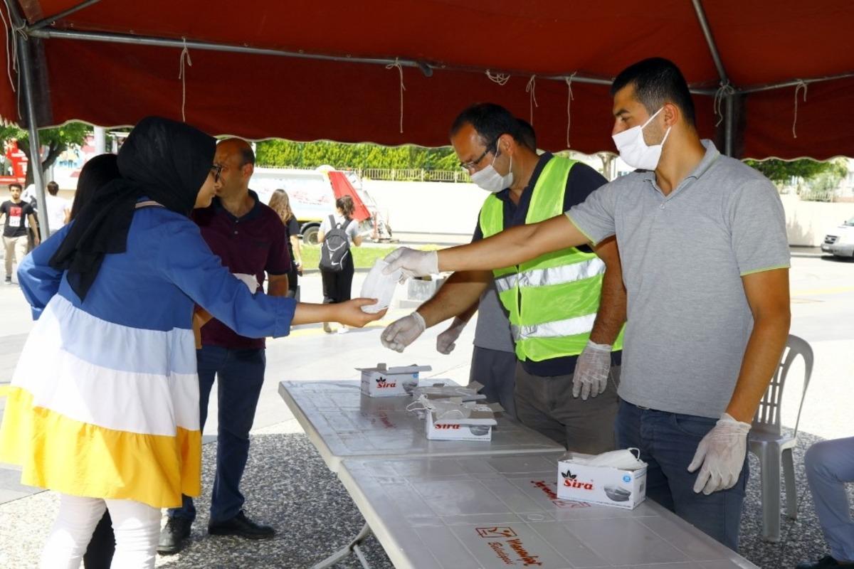Manavgat Belediyesinden sokağa &ccedil;ıkan gen&ccedil;lere maske