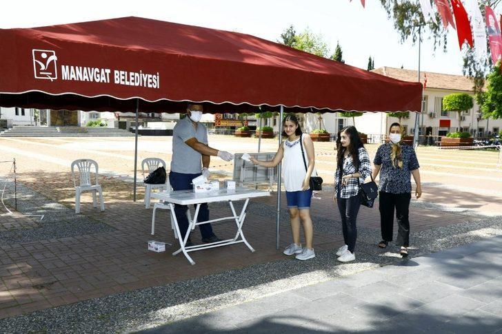 Manavgat Belediyesinden sokağa çıkan gençlere maske G3