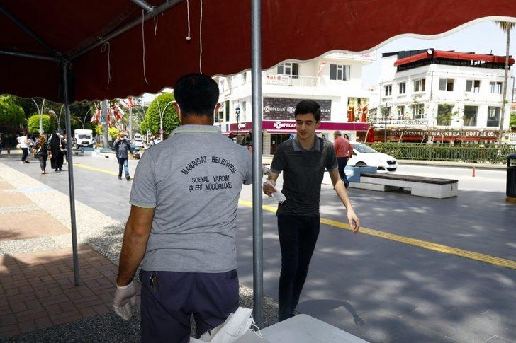 Manavgat Belediyesinden sokağa çıkan gençlere maske G4