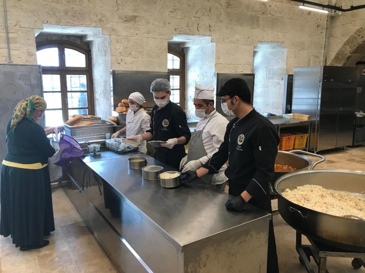 Vakıflar İl M&uuml;d&uuml;rl&uuml;ğ&uuml;nden sıcak yemek dağıtımı