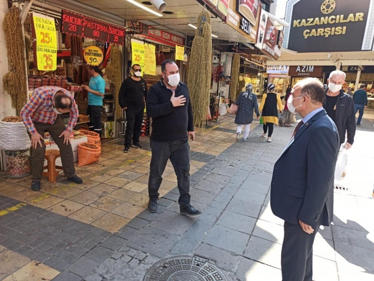 Vali G&uuml;naydın &ccedil;arşı esnafını ziyaret etti, maske dağıttı