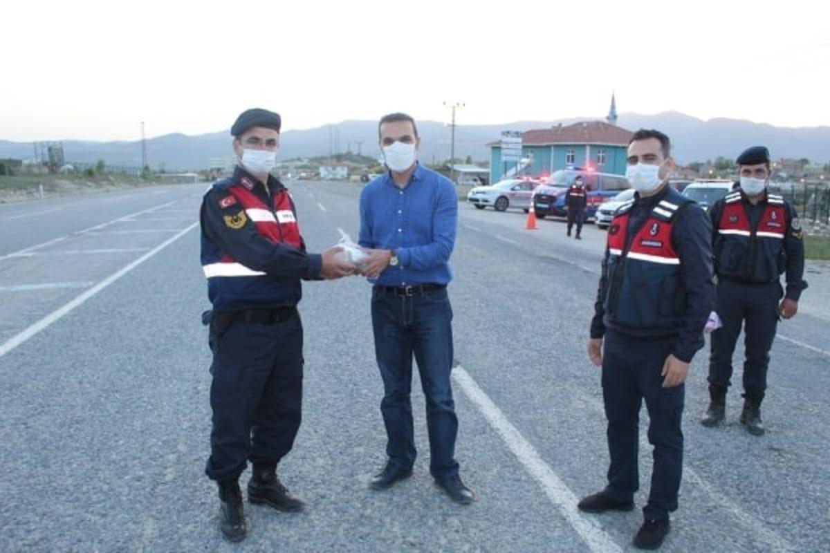 Kayamkam &Ccedil;i&ccedil;ek, iftar vakti kontrol noktalarını denetledi