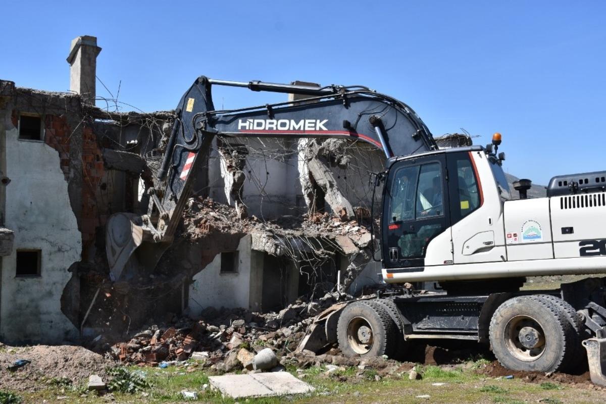 Tatvan&rsquo;daki metruk binalar yıktırıldı