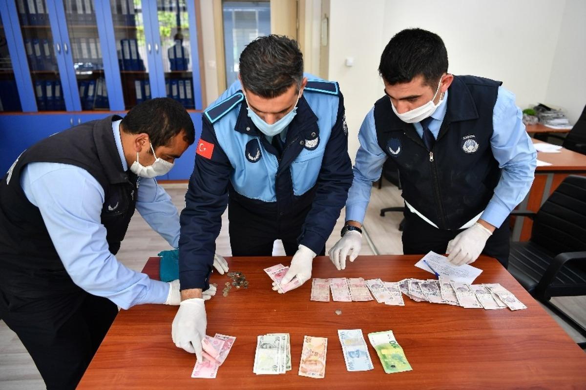 Dilenci d&ouml;vizle yakalandı