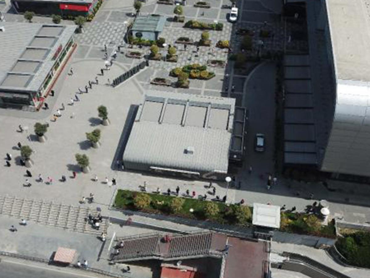 42 g&uuml;n sonra sokağa &ccedil;ıkıp, AVM'ye akın ettiler