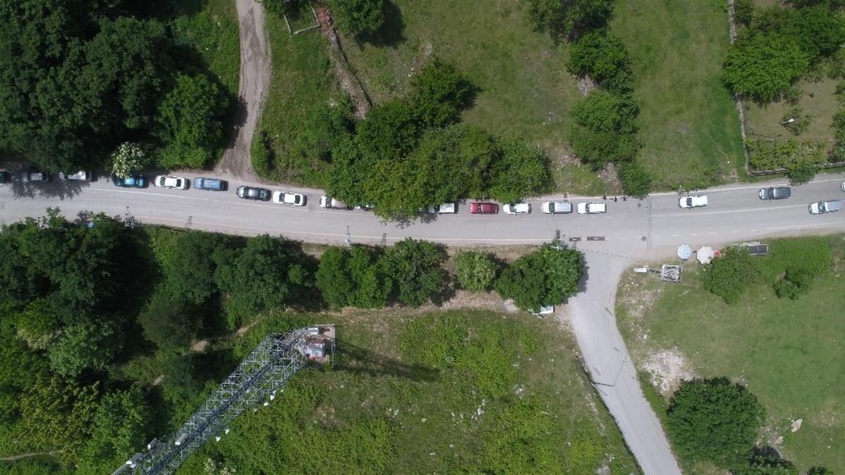 Kilometrelerce uzayan su kuyruğu! Saatlerce sıra gelmesini beklediler