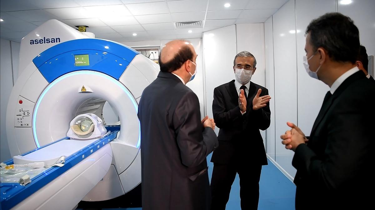 Savunma Sanayii Başkanı Demir, ilk yerli MR cihazını inceledi