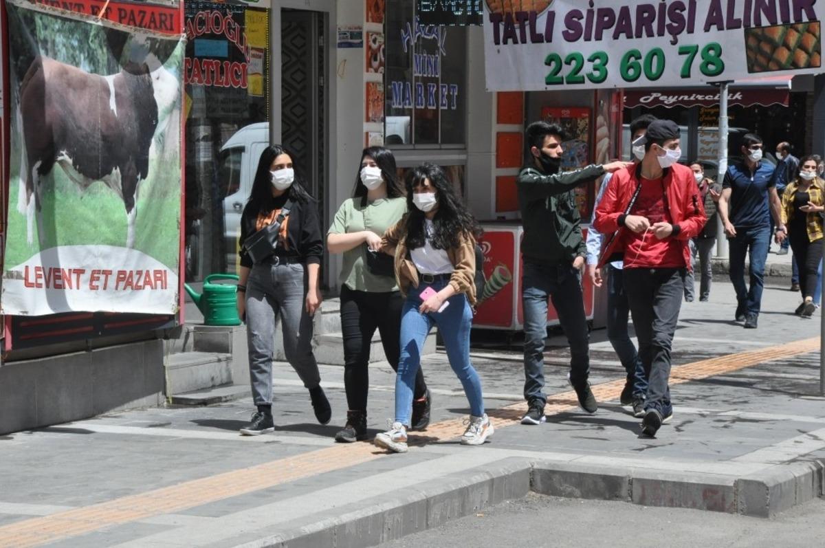 Kars&rsquo;ta gen&ccedil;ler sokağa &ccedil;ıktı