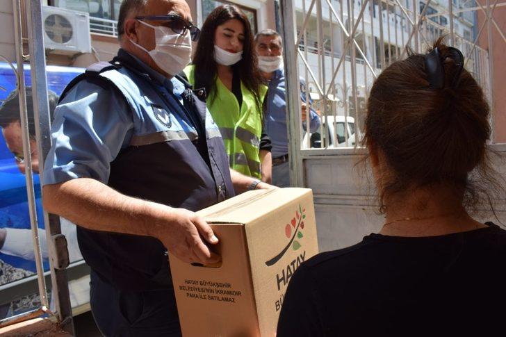Hatay Büyükşehir Belediyesi İskenderun’da 45 mahalleye gıda kolisi dağıttı G3