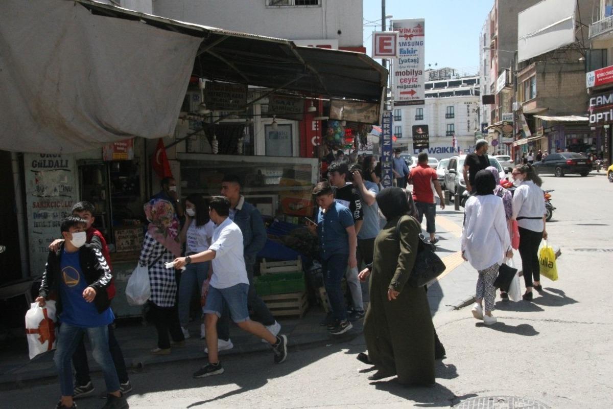 Gen&ccedil;ler soluğu &ccedil;arşıda aldı