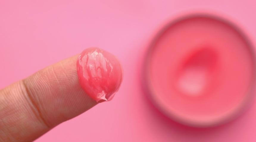 Televizyonu işte b&ouml;yle temizlemek gerekiyor! &Ccedil;izikleri yok etmek i&ccedil;in...