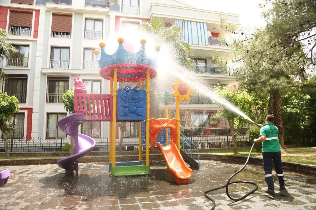 Efeler&rsquo;de parklarda temizlik &ccedil;alışması ger&ccedil;ekleştirdi
