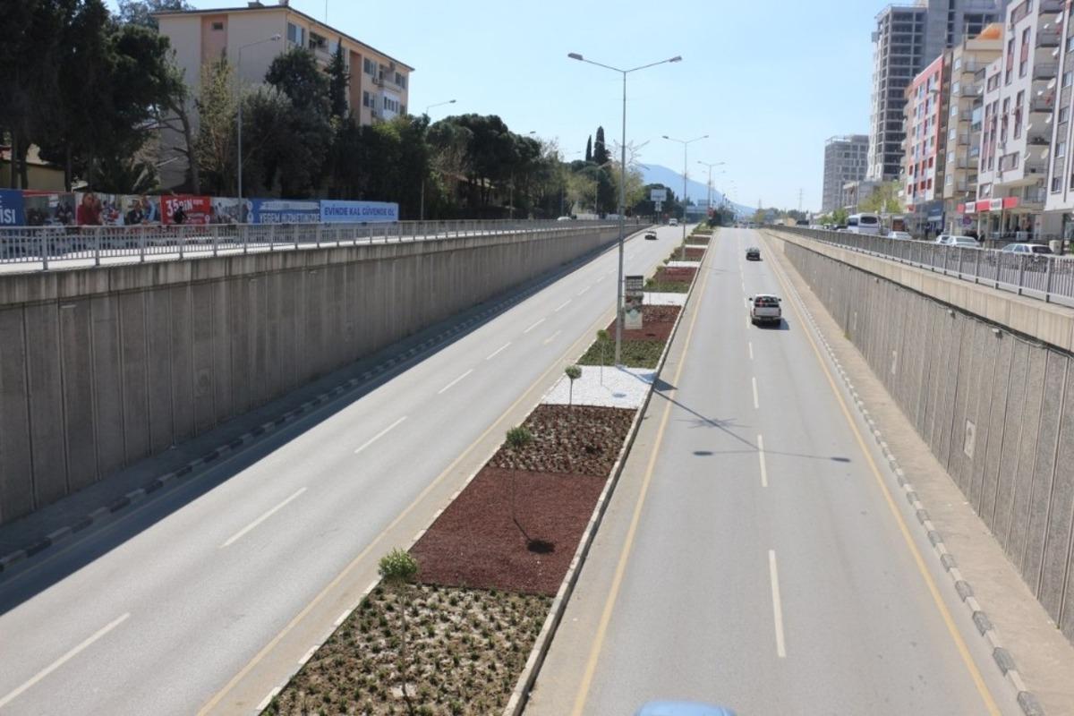 Mimar Sinan Bulvarı&rsquo;nda damlama sulama başladı