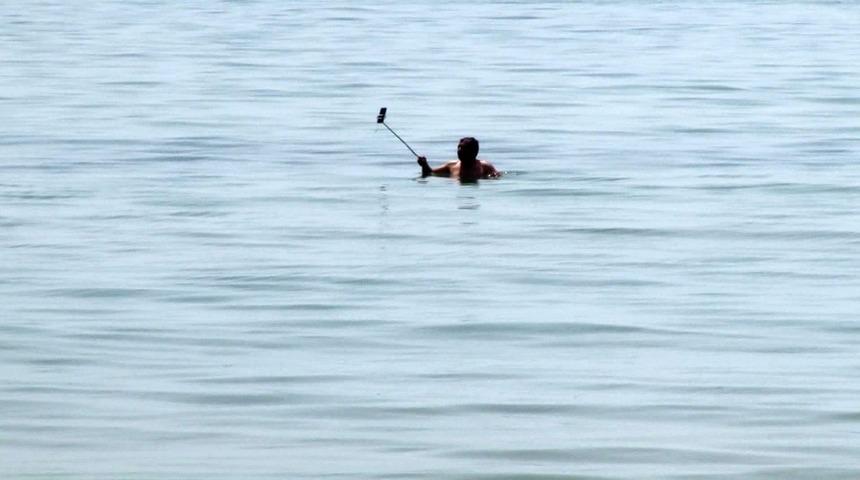(&Ouml;zel) Yasağı dinlemedi denize girip Kambo&ccedil;yada&rsquo;ki arkadaşına yayın yaptı