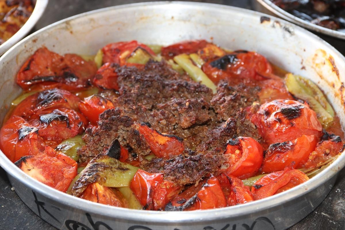 Şanlıurfa'da iftar yemekleri taş fırınlarda lezzetleniyor