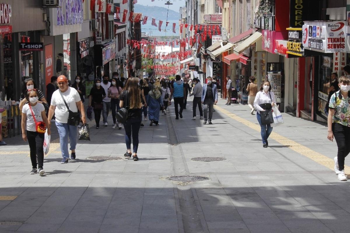 20 yaş ve altı gen&ccedil;ler cadde ve sokakları doldurdular