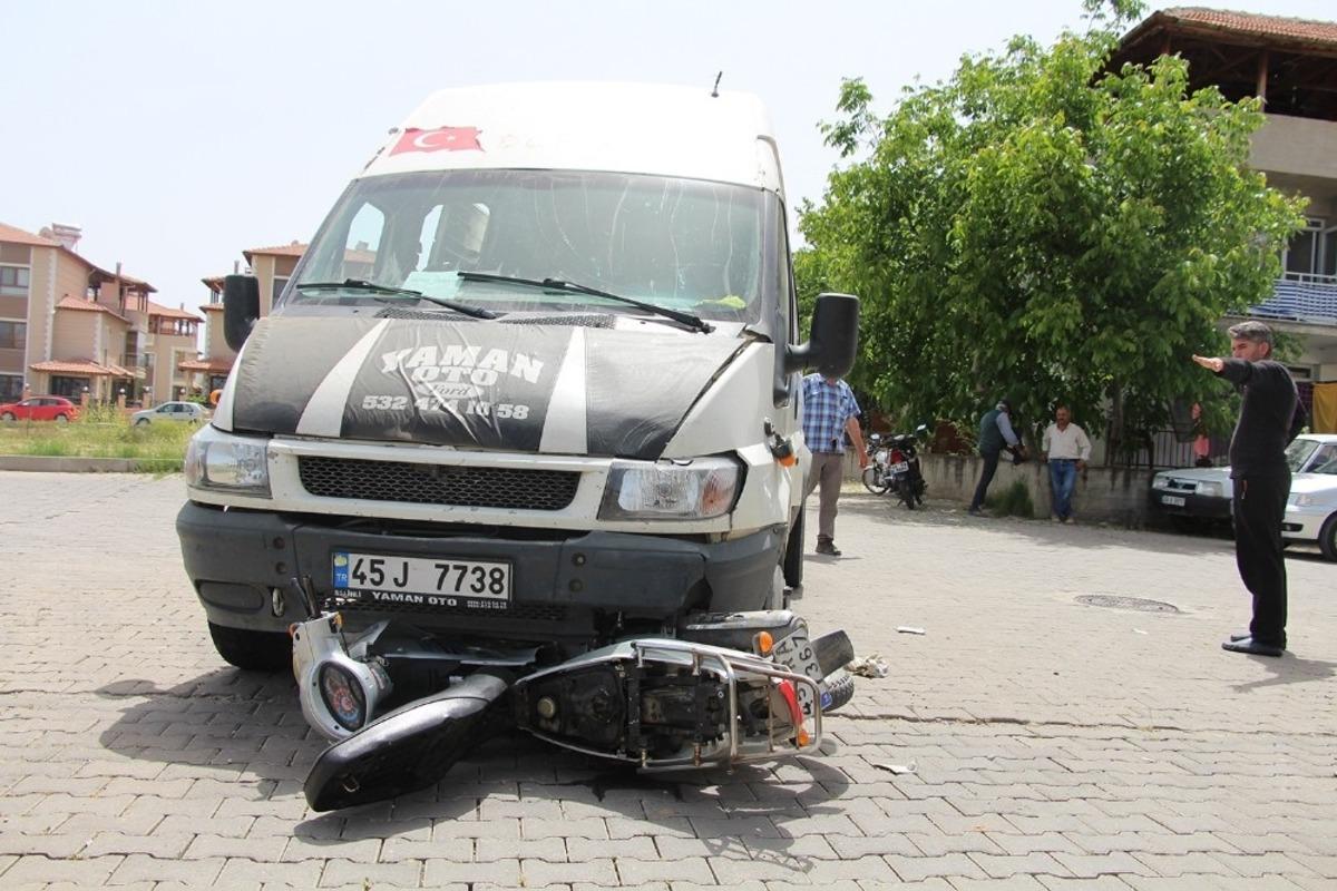 İş&ccedil;i servisi ile motosiklet &ccedil;arpıştı: 1 yaralı