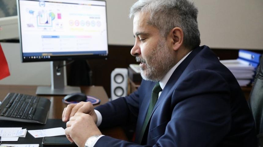 Rekt&ouml;r Şahin, &ouml;ğrencilere telefonla ulaştı ve hasbihal etti