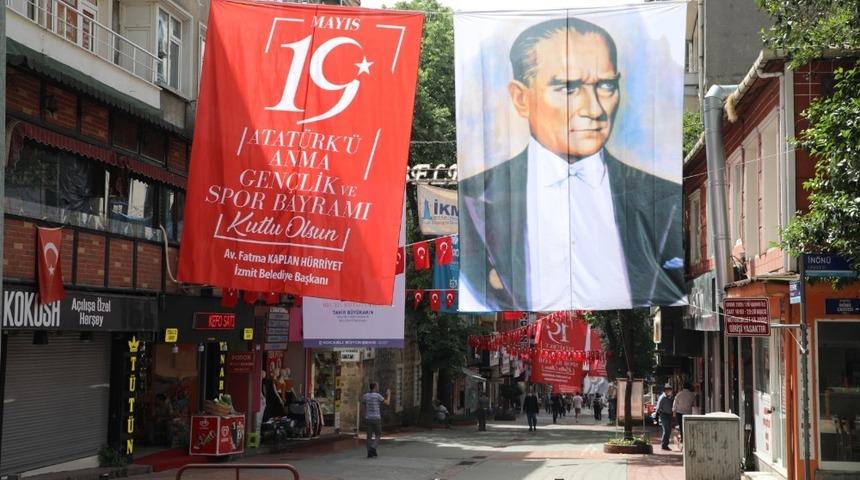 İzmit sokakları 19 Mayıs&rsquo;a hazırlandı