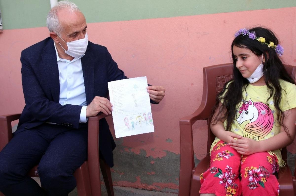G&uuml;ltak, şiir ve resim yarışmasının birincilerine &ouml;d&uuml;llerini verdi