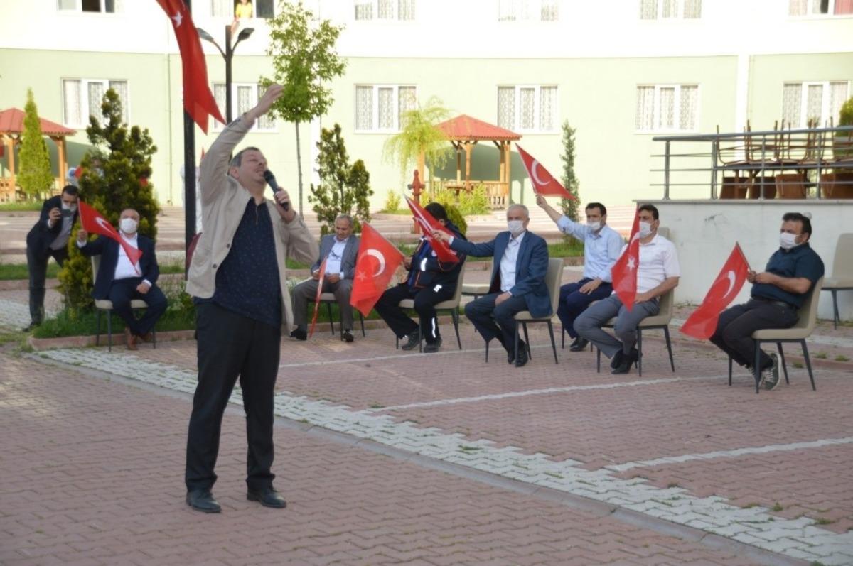 M&uuml;ft&uuml; yardımcısından karantinadaki vatandaşlara konser
