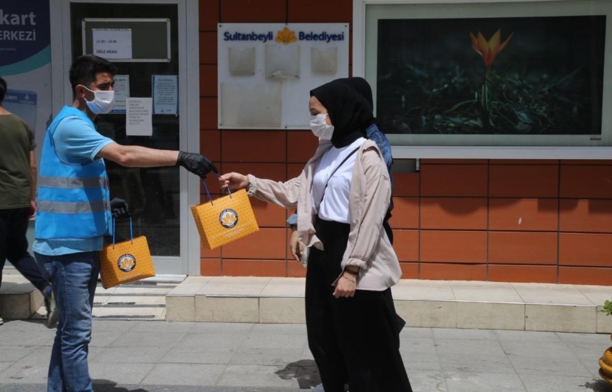 Sultanbeyli Belediyesinden gen&ccedil;lere kitap s&uuml;rprizi