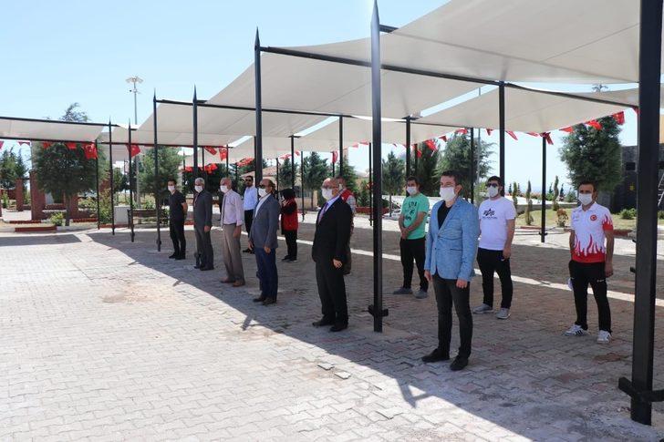 Gençlik Haftasında şehitlik anıtına çelenk bırakıldı G3