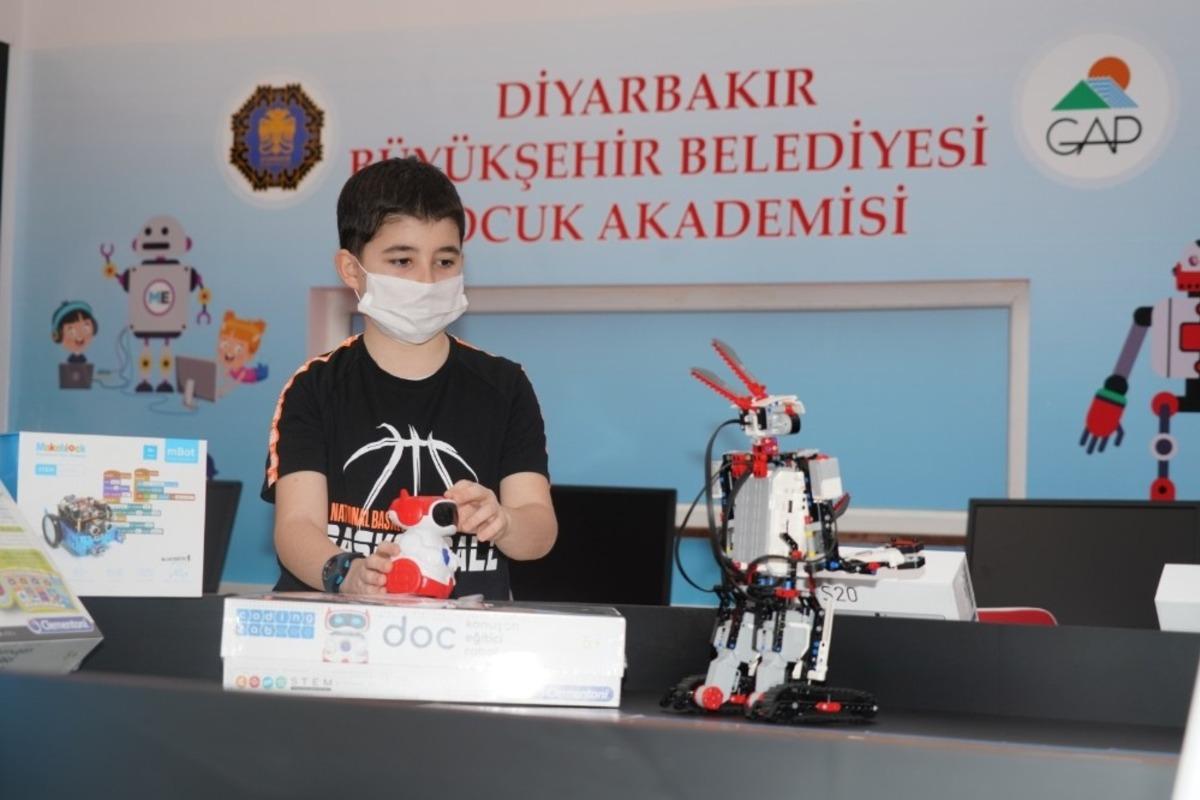 Diyarbakır B&uuml;y&uuml;kşehir Belediyesi robotik kodlama at&ouml;lyeleri eğitime hazır