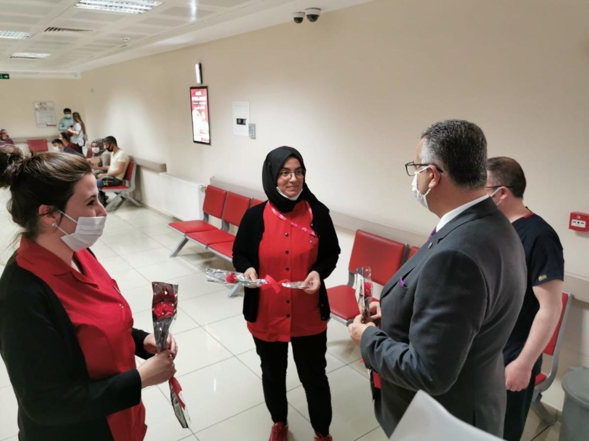 Ahlatcı&rsquo;dan hemşirelere karanfil