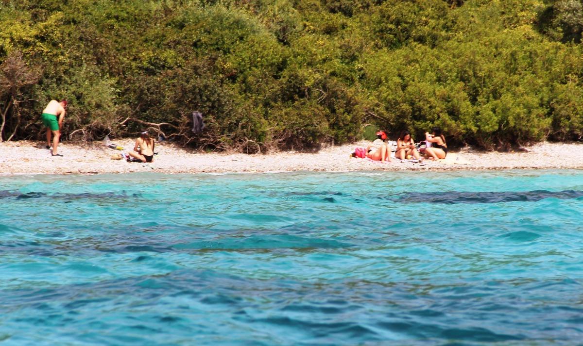 Saklı koyda gizi saklı denize girdiler