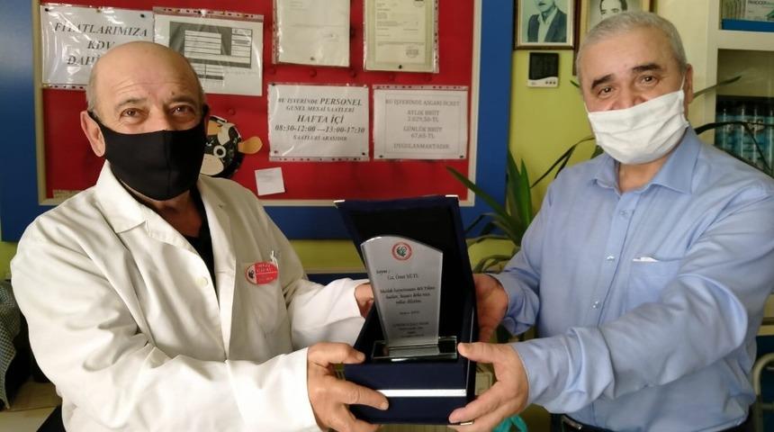 40 yılık eczacıya plaket