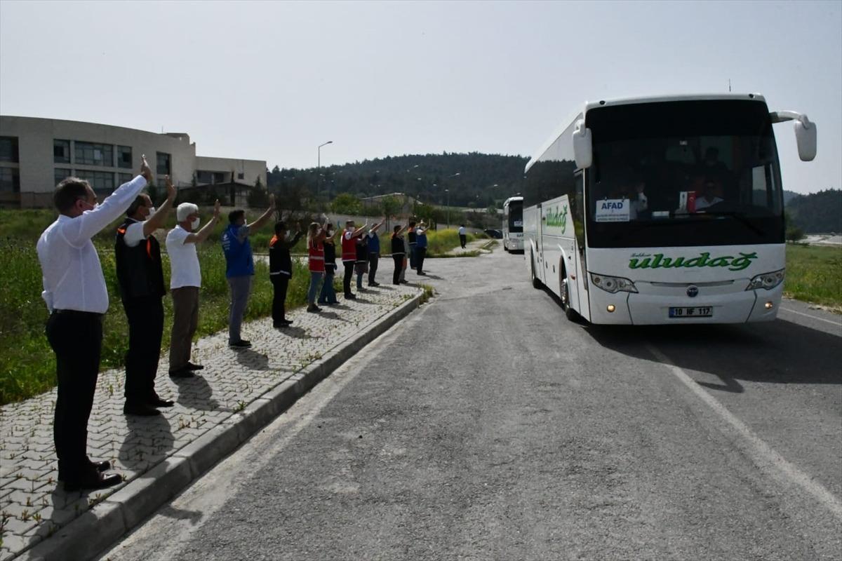 Balıkesir'de karantina s&uuml;resi dolan 167 kişi evlerine uğurlandı