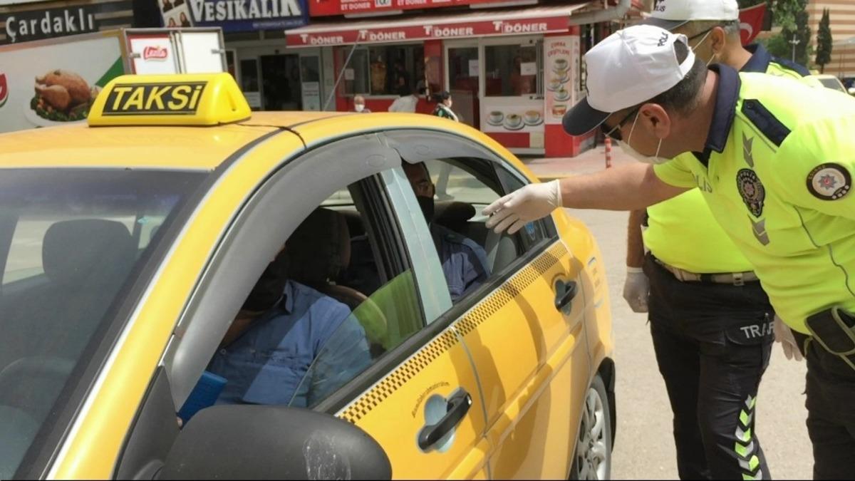 Trafik polisleri taksi şof&ouml;rlerine maske ve kolonya sordu, hijyen kontrol&uuml; yaptı