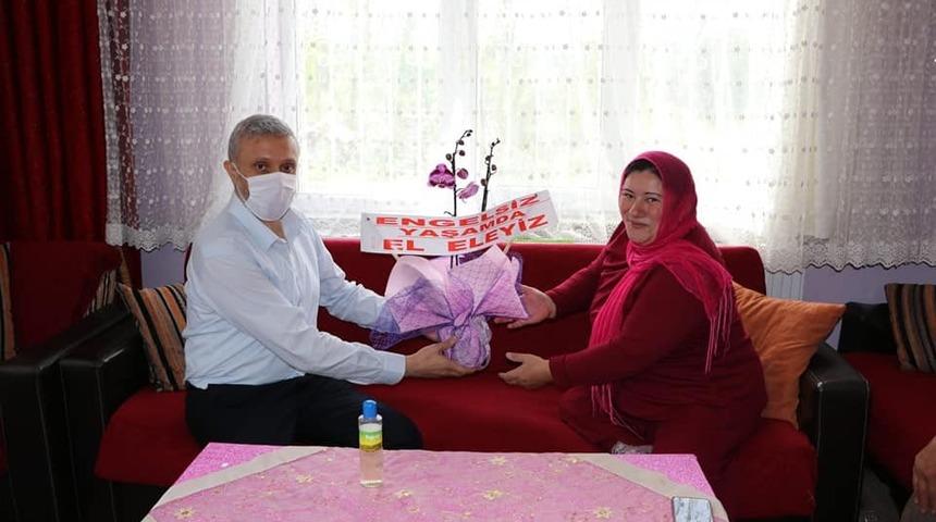 Başkan Bi&ccedil;er&rsquo;den &rsquo;Dikensiz G&uuml;ller Derneği&rsquo;ne ziyaret