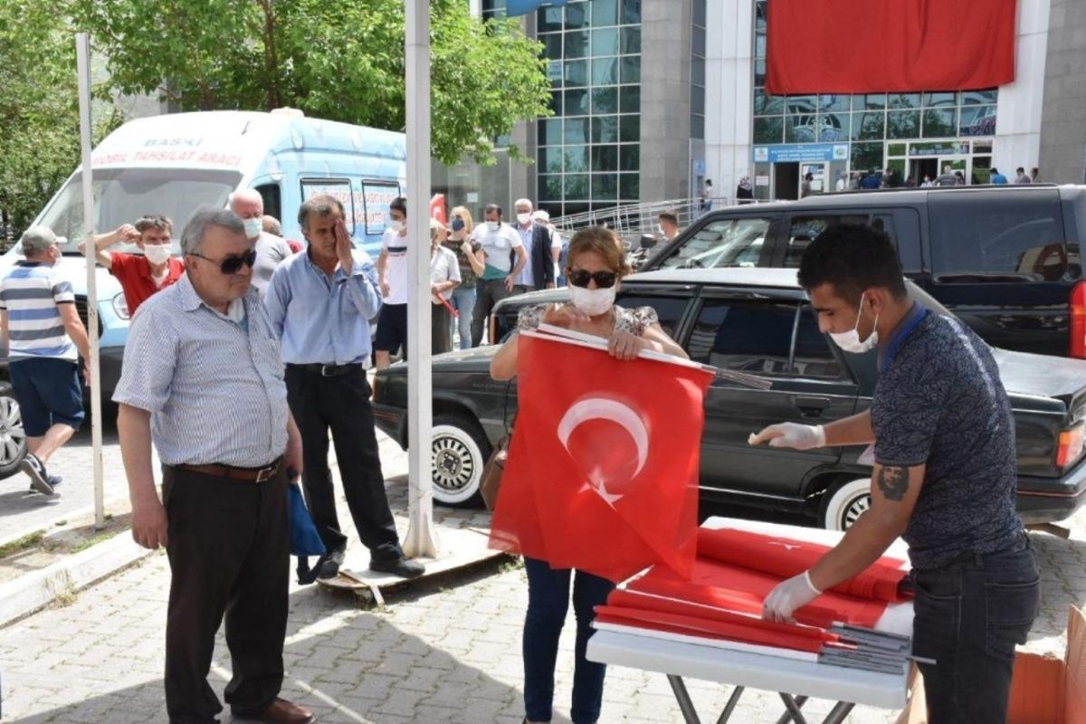 Edremit Belediyesi 10 bin bayrak dağıttı