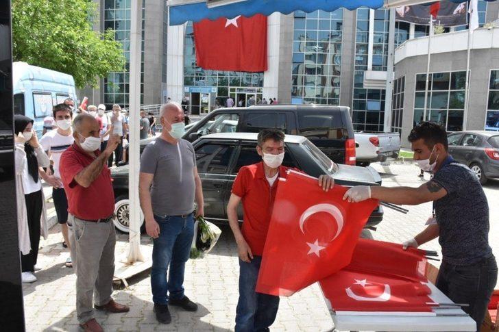 Edremit Belediyesi 10 bin bayrak dağıttı - Balıkesir Haberleri