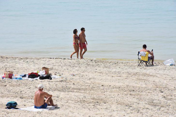 Sıcaklık 34 dereceyi gördü, plajlara akın ettiler G3