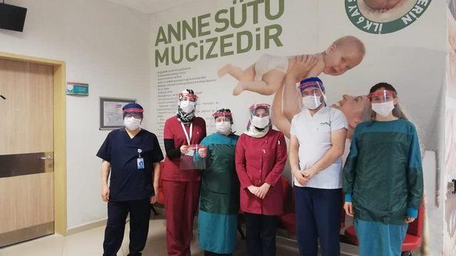 Belediye’nin sponsor olduğu öğretmen 2 bin siperlik maske üretti