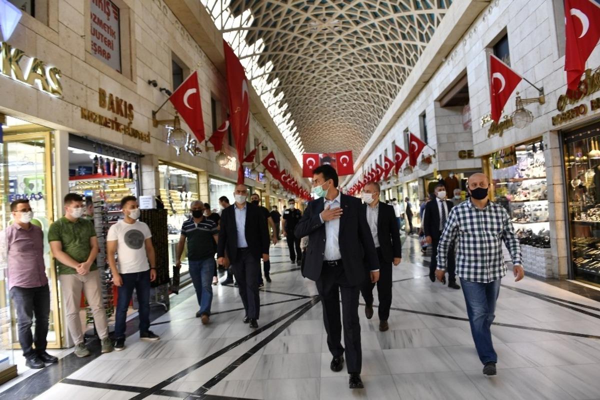 Mustafa D&uuml;ndar &ccedil;arşıyı ziyaret etti, yoğunluk haberlerine tepki g&ouml;sterdi