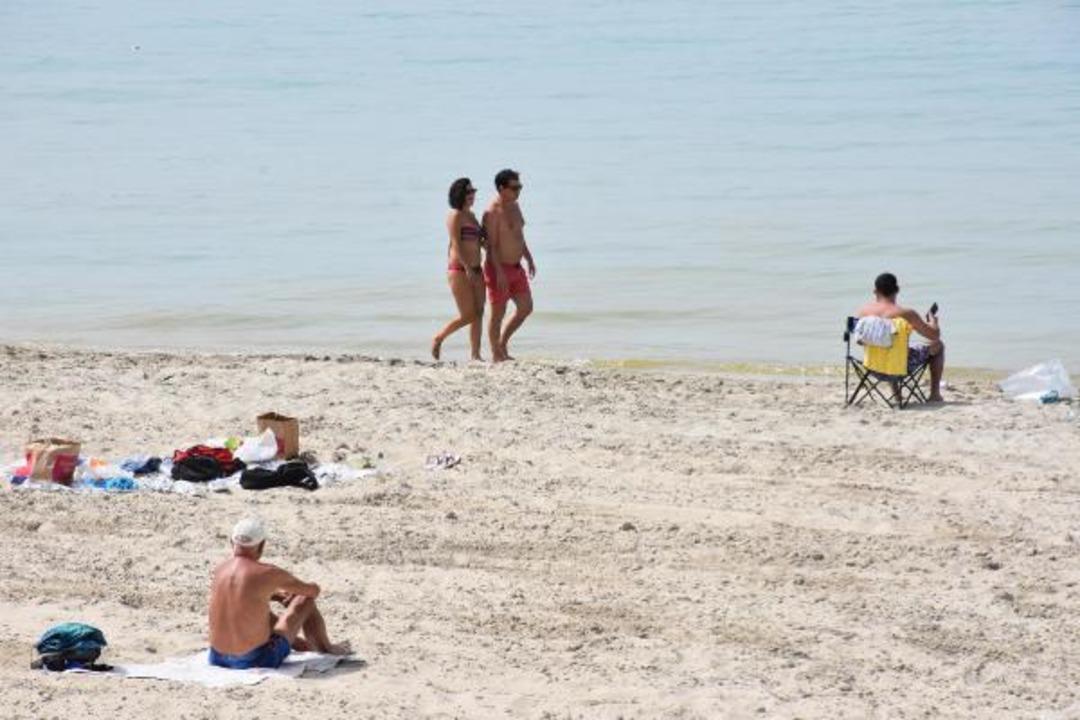 Sıcaklık 34 dereceyi g&ouml;rd&uuml;, plajlara akın ettiler